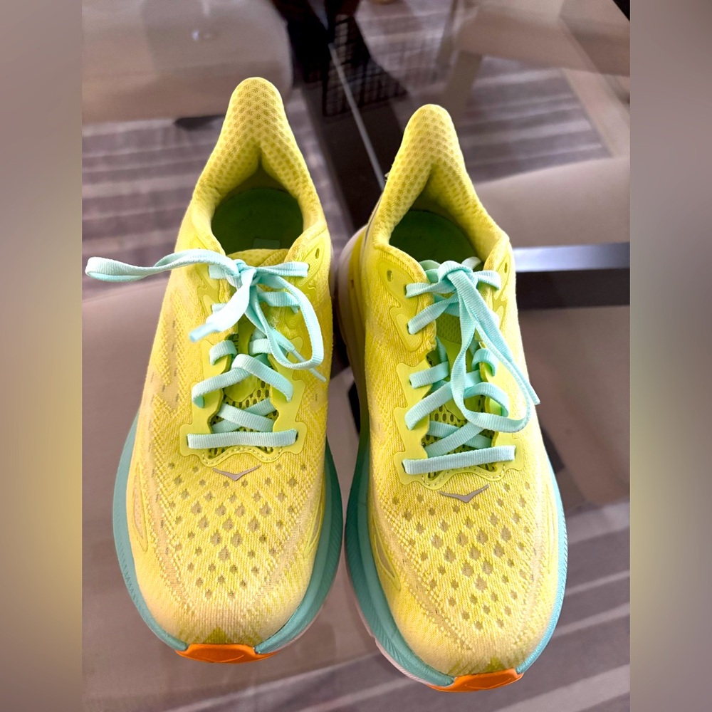 Lightly used Women’s Hoka Clifton 9 Wide Size 5D